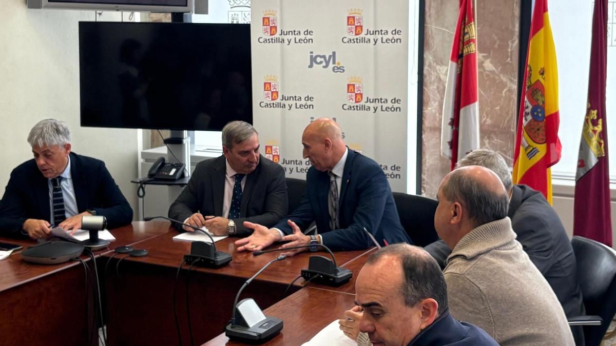 La Junta y León no detallan aún paradas de bus ni posible gestión en Feve en su plan 'a dos' de transporte metropolitano