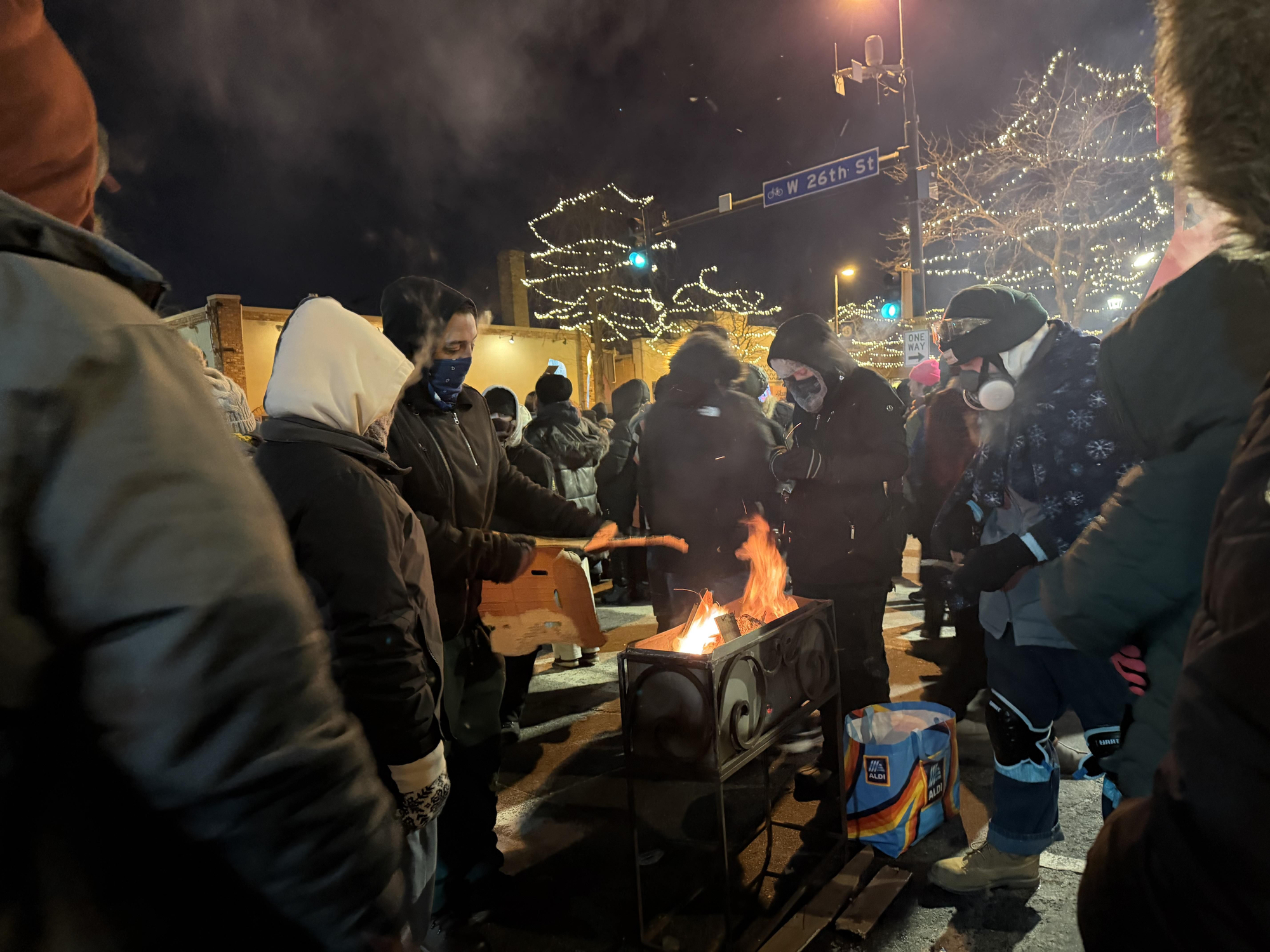 Fogatas junto al lugar donde fue asesinado Alex Pretti, en Minneapolis.
