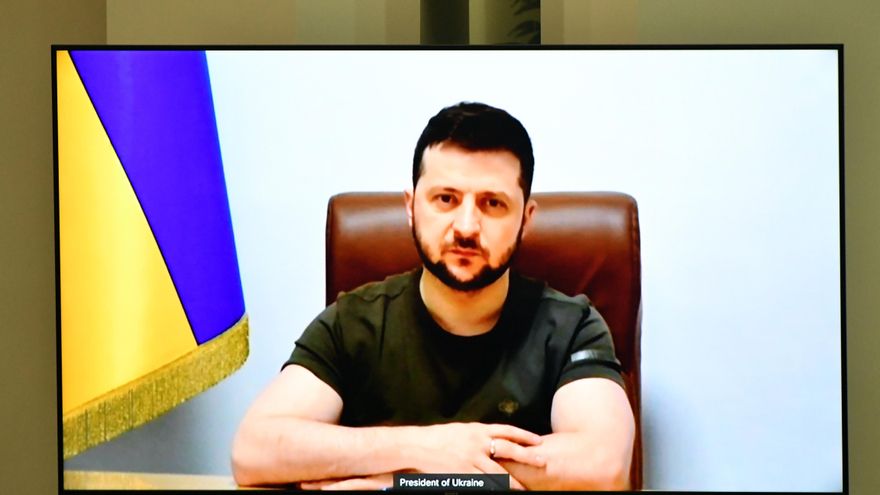 Zelenski acusa a Rusia de ocultar los crímenes de guerra en Ucrania EFE/EPA/MICK TSIKAS