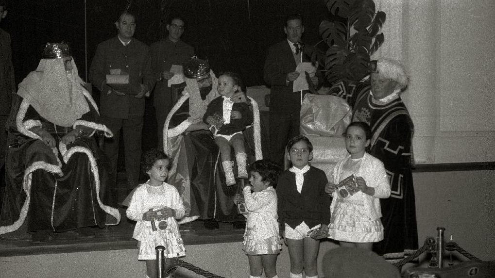 Los Reyes Magos entregando regalos a los niños en 1966