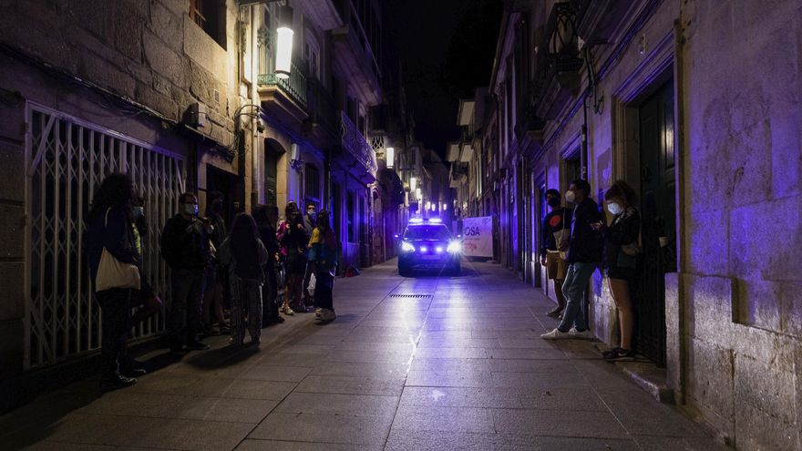Un vehículo policial cruza una calle de Pontevedra en el segundo fin de semana de ocio nocturno en Galicia