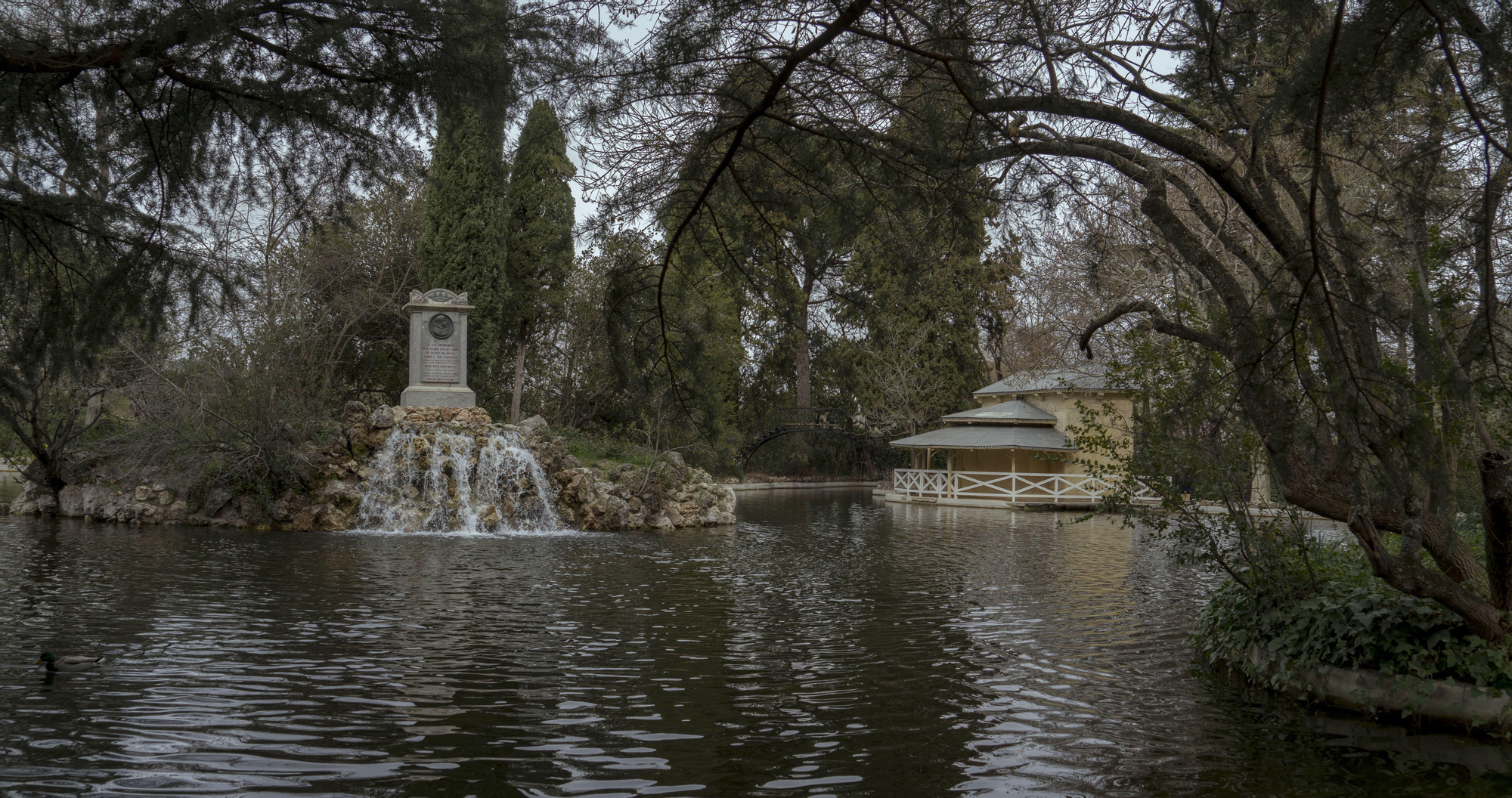 La ría de El Capricho se ensancha en su tramo central hasta formar un gran lago.