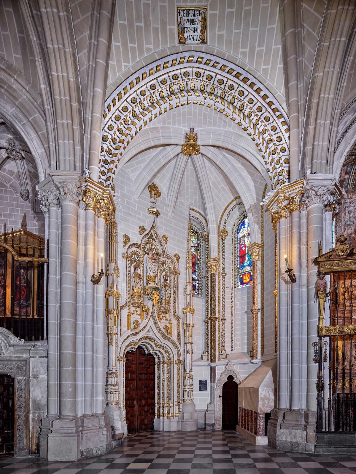 Portada y antigua capilla Santa Isabel de Hungría en la catedral de Toledo