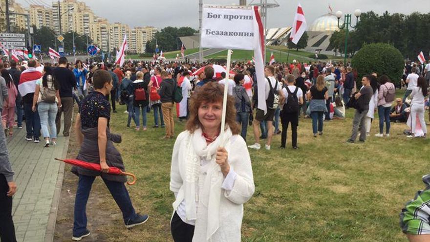 Inessa Polyak con un cartel inspirado en la Biblia durante las protestas.