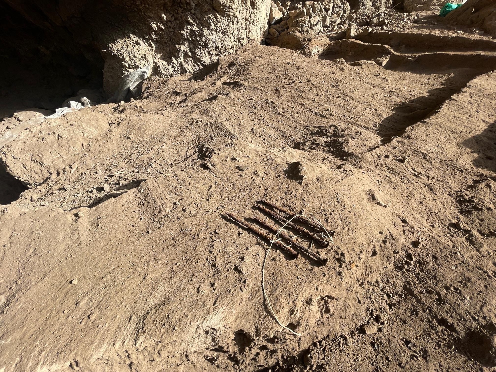 Clavos utilizados por los saqueadores en la Cueva del Tendal. JORGE PAIS