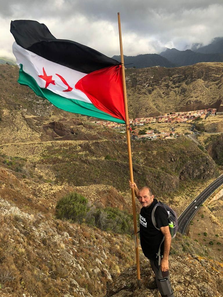 Un miembro del grupo colocó una bandera del Sáhara en el Risco de La Concepción.