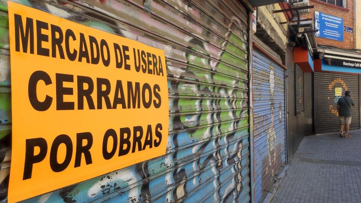El barrio llora el repentino cierre del Mercado de Usera por riesgo en la estructura: "Se ha muerto la vida"