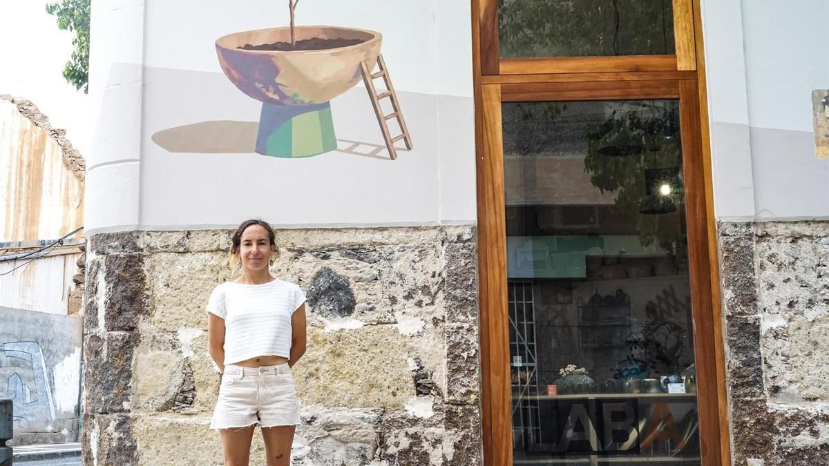 'Pequeñas formas de habitar', de Irene León, convierte una fachada dañada de Arenales en un "paisaje de futuro"