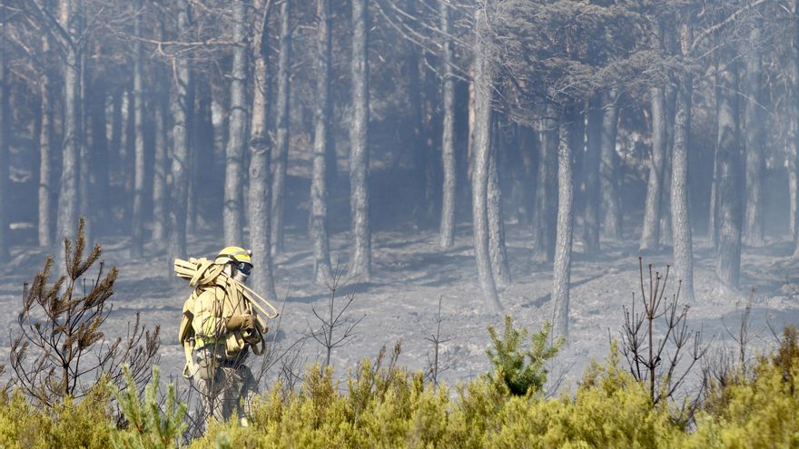 Confinado el pueblo de Castromil, entre Zamora y Ourense, por un fuego que aviva el viento