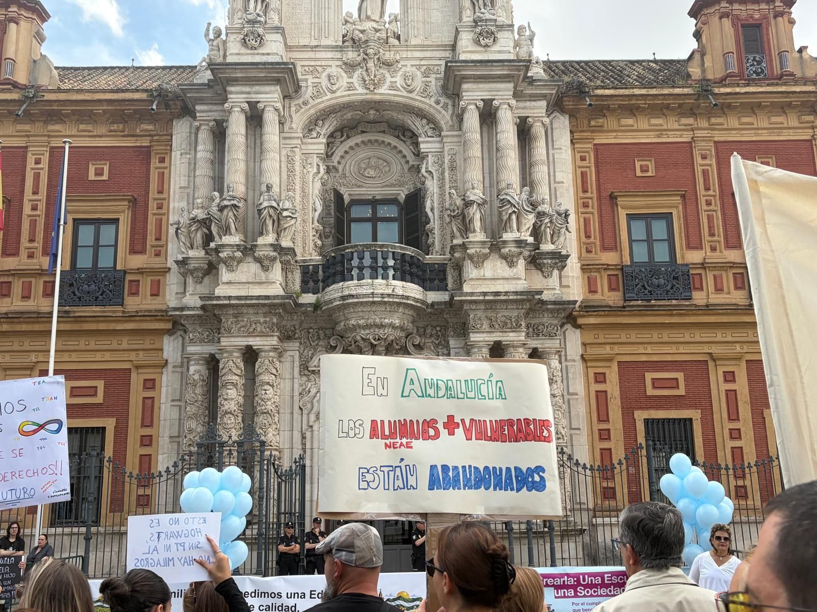 Manifestantes ante la puerta de San Telmo.
