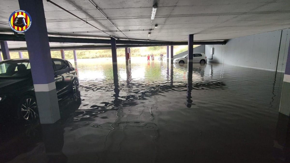 Inundación en un aparcamiento de Gandia.