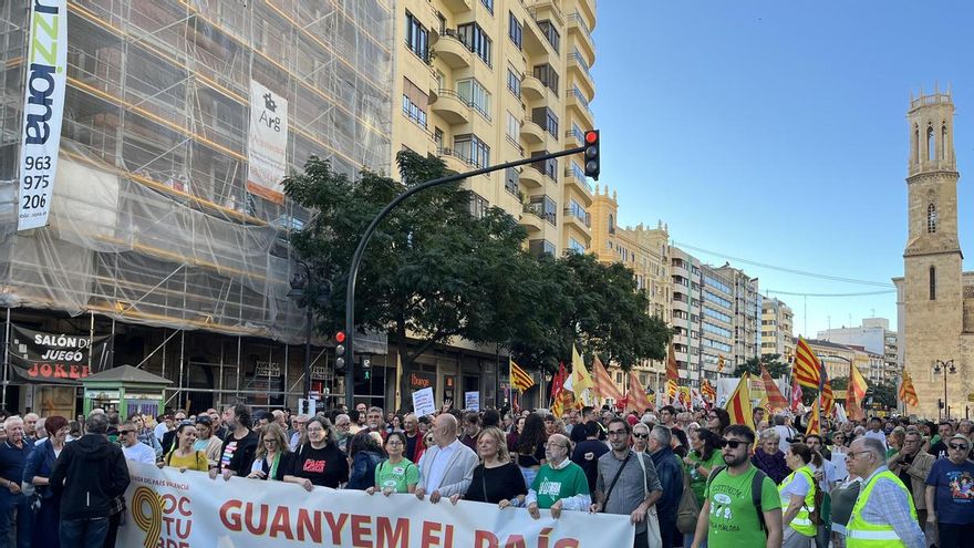 La marcha del 9 d'Octubre recorre València contra la ultraderecha y en apoyo a las luchas de vivienda y educación