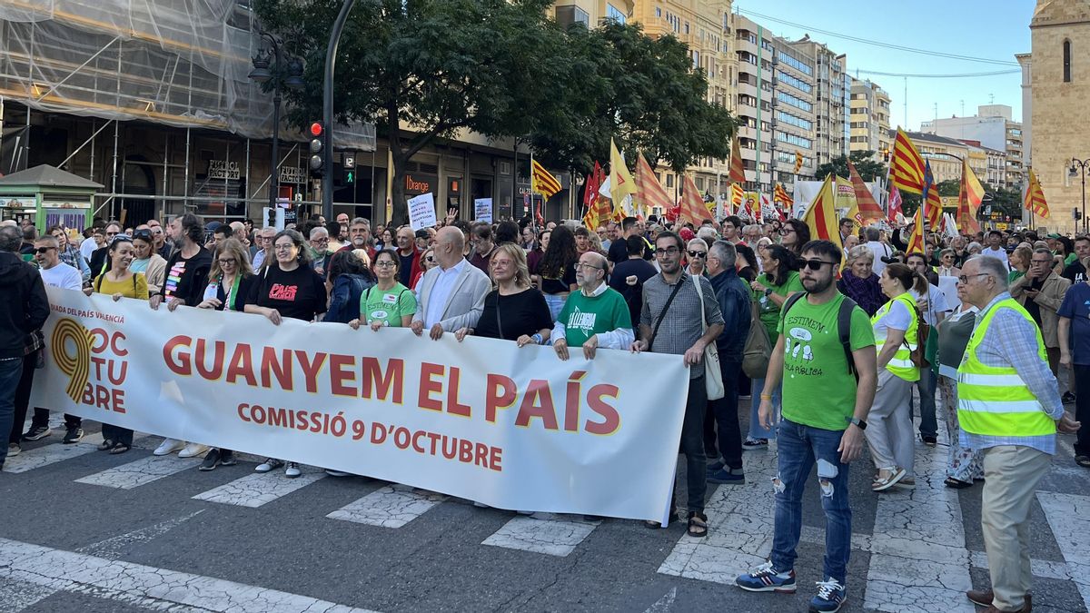 La marcha del 9 d'Octubre recorre València contra la ultraderecha y en apoyo a las luchas de vivienda y educación