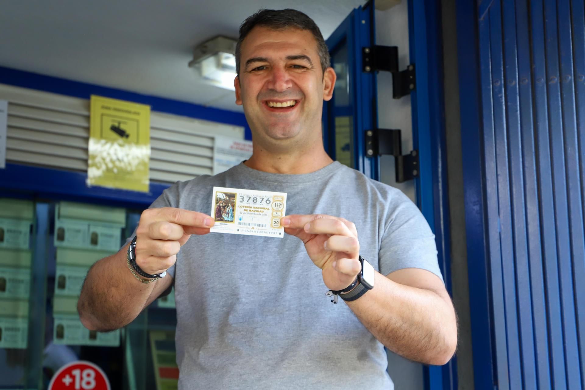 El gerente de la administración de loterías número 1 de Tazacorte (La Palma), Albert Acosta, celebra el reparto del 37.876, un quinto premio del sorteo extraordinario de Navidad de la Lotería Nacional, del que ha vendido 45 series. EFE/ Luis G. Morera