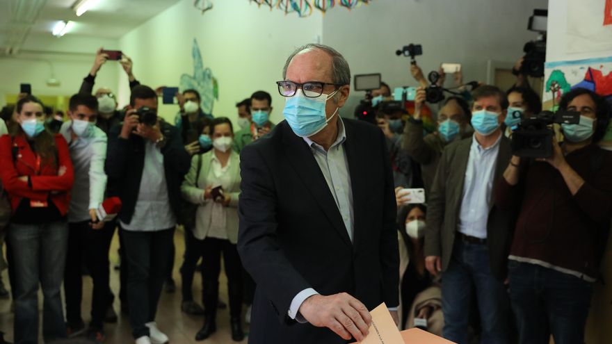 Ángel Gabilondo vota pasadas las 12.00 horas