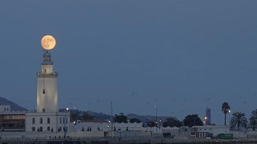 La Farola, el faro de más de dos siglos que apagaría el rascacielos del Puerto de Málaga