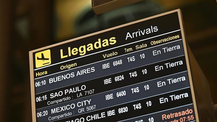 Un panel muestra información de las llegadas al aeropuerto de Adolfo Suarez en Barajas, Madrid,.