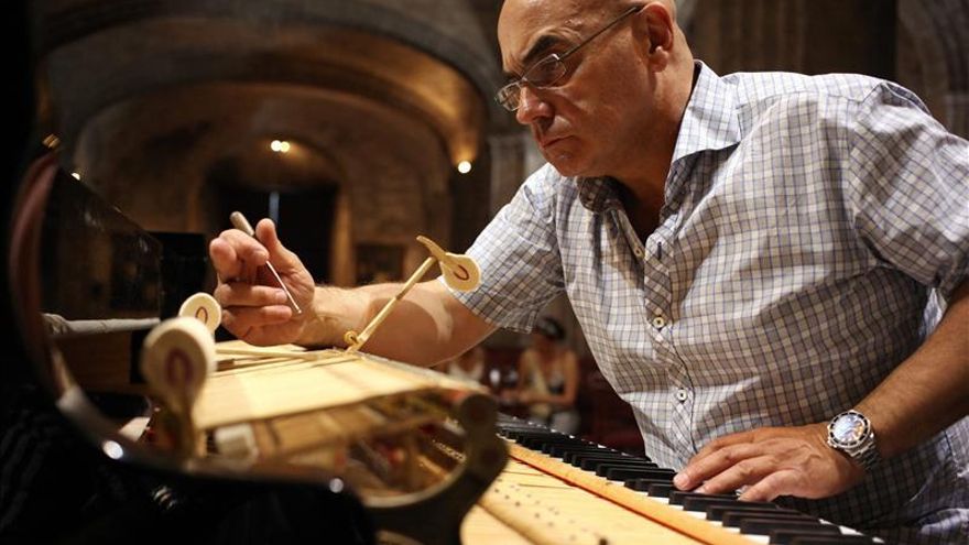 El afinador de los mejores pianos de N.York revisa los Steinway de La Habana