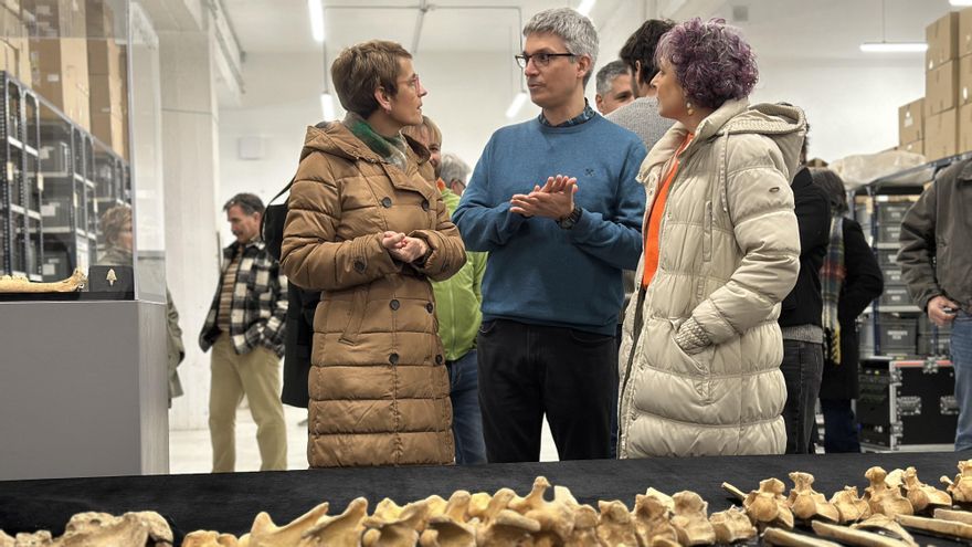 María Chivite, Rebeca Esnaola y paleontólogo Asier Gómez Olivencia (Universidad del País Vasco/Euskal Herriko Unibertsitatea-EHU)
