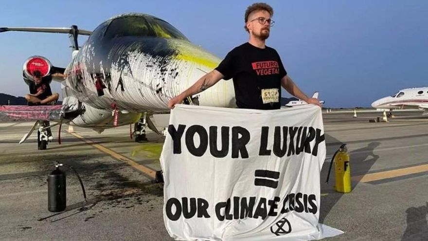 Un activista de Futuro Vegetal, imputado por rociar con pintura un jet privado: "La protesta está criminalizada"
