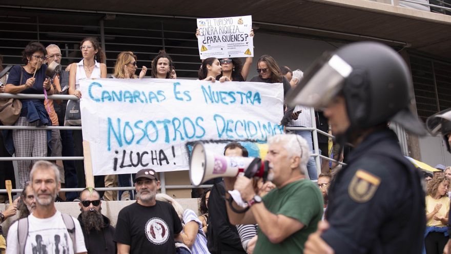 ''Ecologistas detenidos y corruptos protegidos'': más de 300 personas se manifiestan contra Cuna del Alma en Tenerife