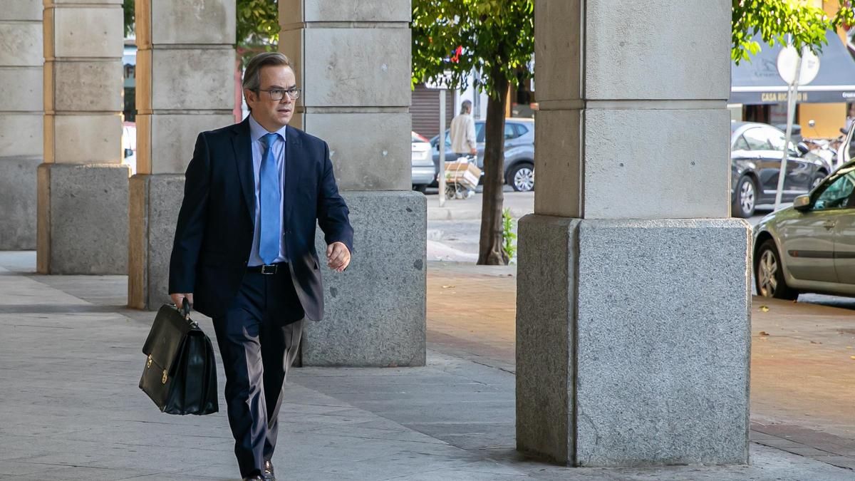 El juez reactiva la causa por fraude en las jubilaciones de Santana Motor e imputa a 18 ex altos cargos de la Junta de Andalucía