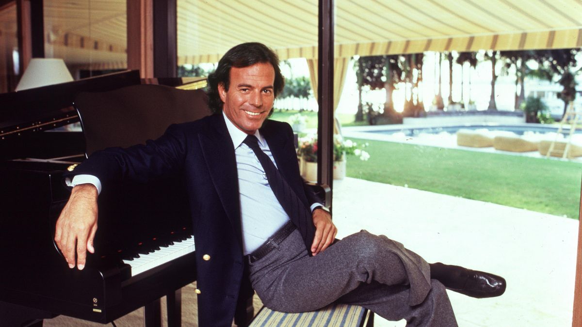 Julio Iglesias posa para un retrato en 1983, en Los Ángeles.