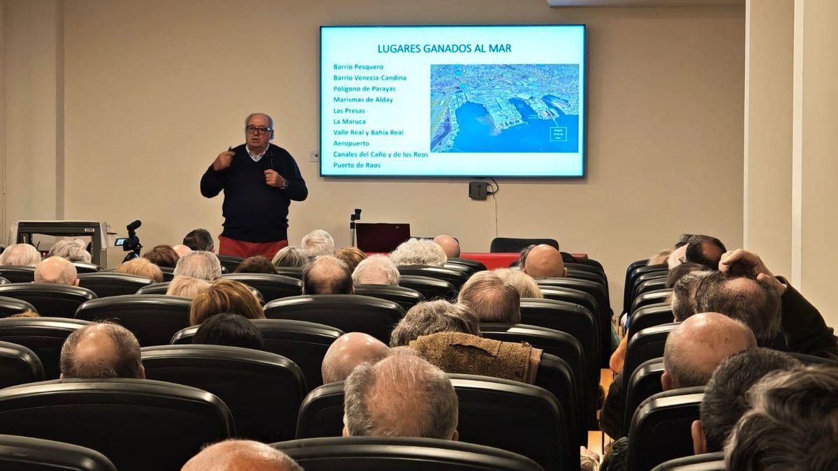 Benjamín García Prado durante su conferencia 'Tres brutales agresiones a la bahía de Santander’ en el Club de Regatas.