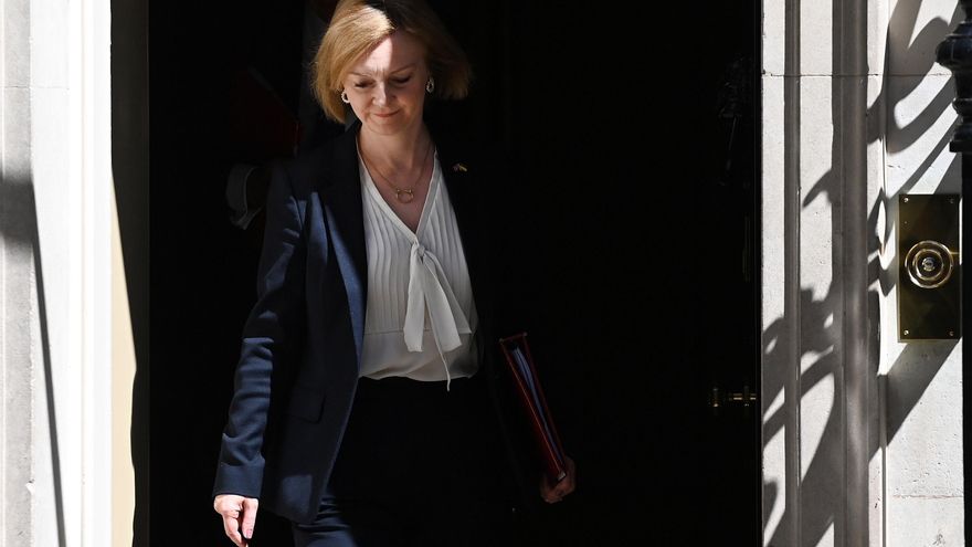 La ministra británica de Asuntos Exteriores, Liz Truss, a su llegada este martes al 10 de Downing Street, para asistir a la reunión del Gabinete. EFE/EPA/ANDY RAIN