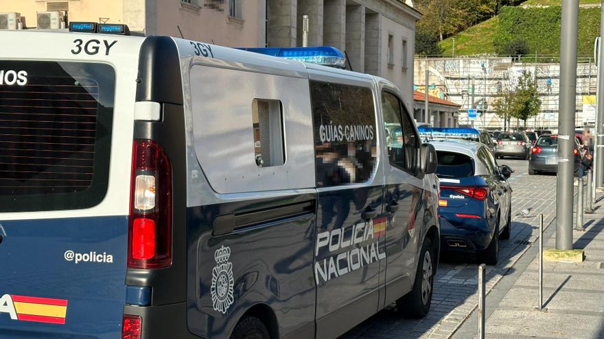 Vehículos de la Policía Nacional junto a las estaciones de tren de Santander