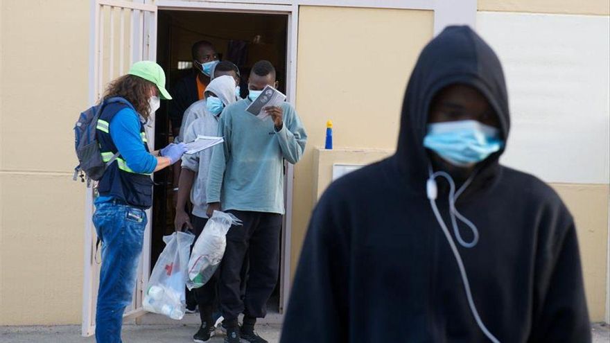 Migrantes llegando al campamento de El Matorral, en Fuerteventura Efe/ Carlos de Saá