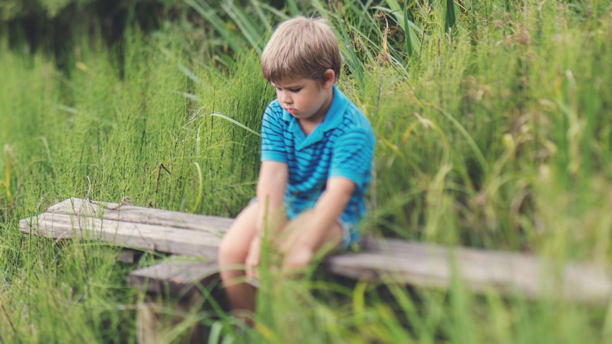 Cómo identificar si algo no le va bien a tu hijo en el colegio, según una psicóloga: el dolor de tripa puede indicarnos que sienten ansiedad