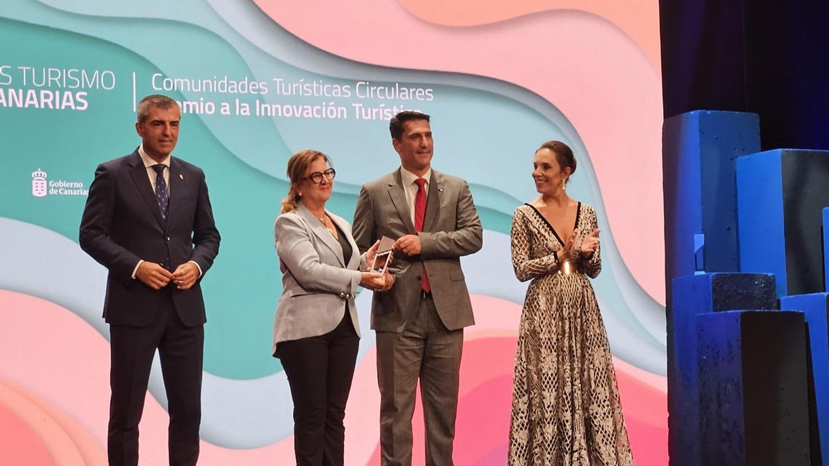 El vicepresidente del Gobierno de Canarias, Manuel Domínguez; la presidenta de Asaga, Ángela Delgado; el director de GF Victoria, Gustavo Hernández, y la consejera de Turismo del Gobierno de Canarias, Jéssica de León.