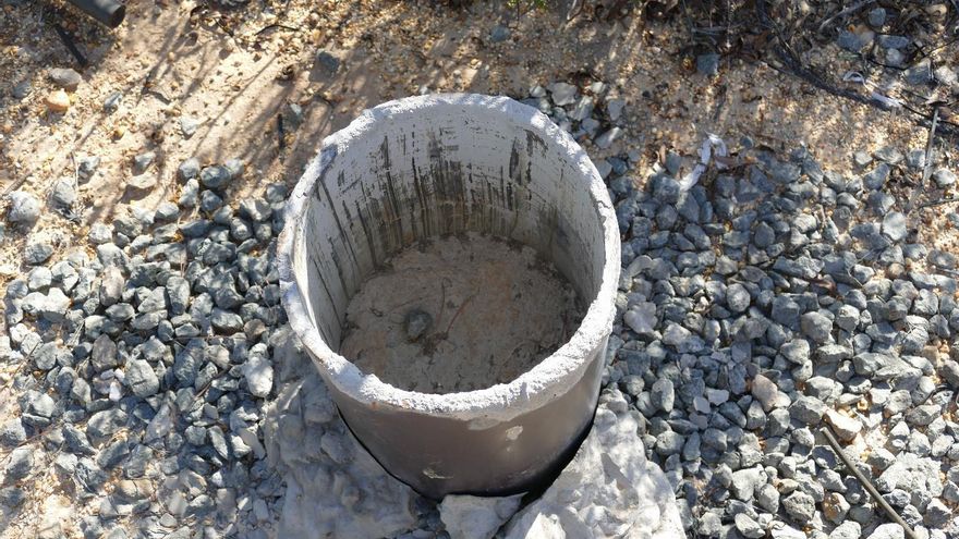 Pozo hormigonado para que no se vuelva a extraer agua de él.