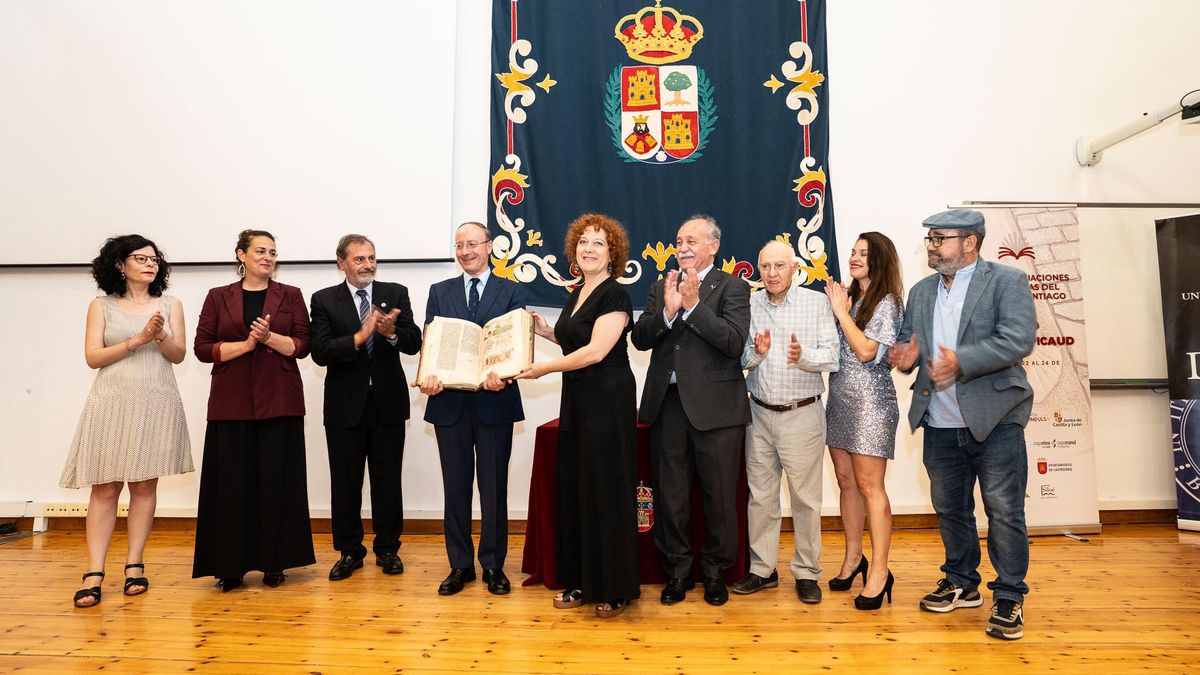 Los presidentes de las asociaciones de periodistas de la Liga entregando el XIII Premio Aymeric Picaud a Francisco Singul.