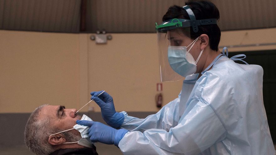Una trabajadora sanitaria realiza una prueba PCR durante el cribado realizado a la población en la localidad orensana de Verín. EFE/Brais Lorenzo/Archivo
