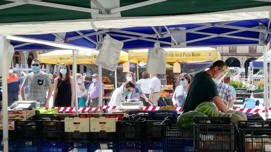 Vuelta a la actividad del mercado de la Plaza Mayor de León.