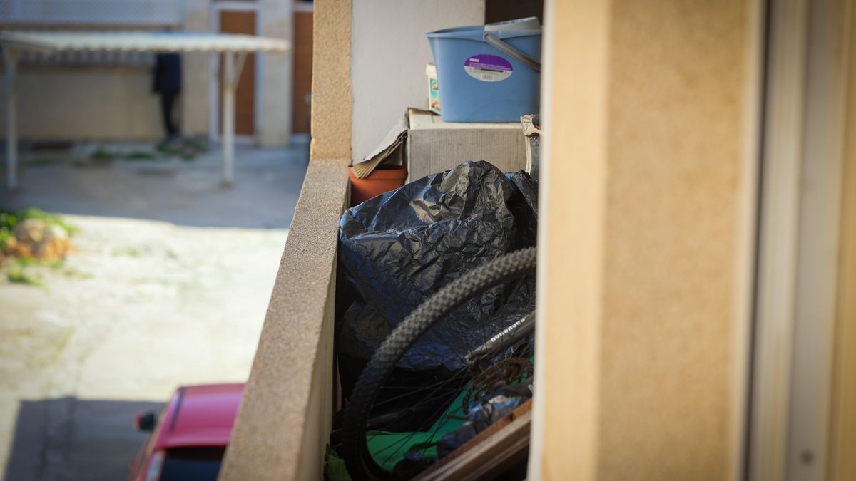 Bolsas de basura y otros objetos amontonados en el balcón