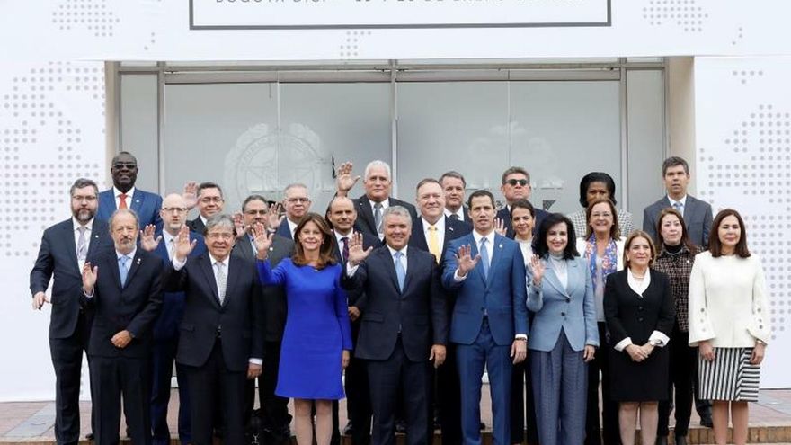 El presidente de Colombia, Iván Duque (c), acompañado de miembros de su gabinete y de la vicepresidenta de Colombia, Marta Lucía Ramírez (c-i), posa junto al secretario de Estado de EE.UU., Mike Pompeo (c-d), y el jefe de la Asamblea Nacional de Venezuela, Juan Guaidó (4d, primera fila), entre otros, para la foto oficial de la III Conferencia Ministerial Hemisférica de Lucha contra el Terrorismo este lunes, en la Escuela de Cadetes de Policía General Santander, en Bogotá (Colombia).