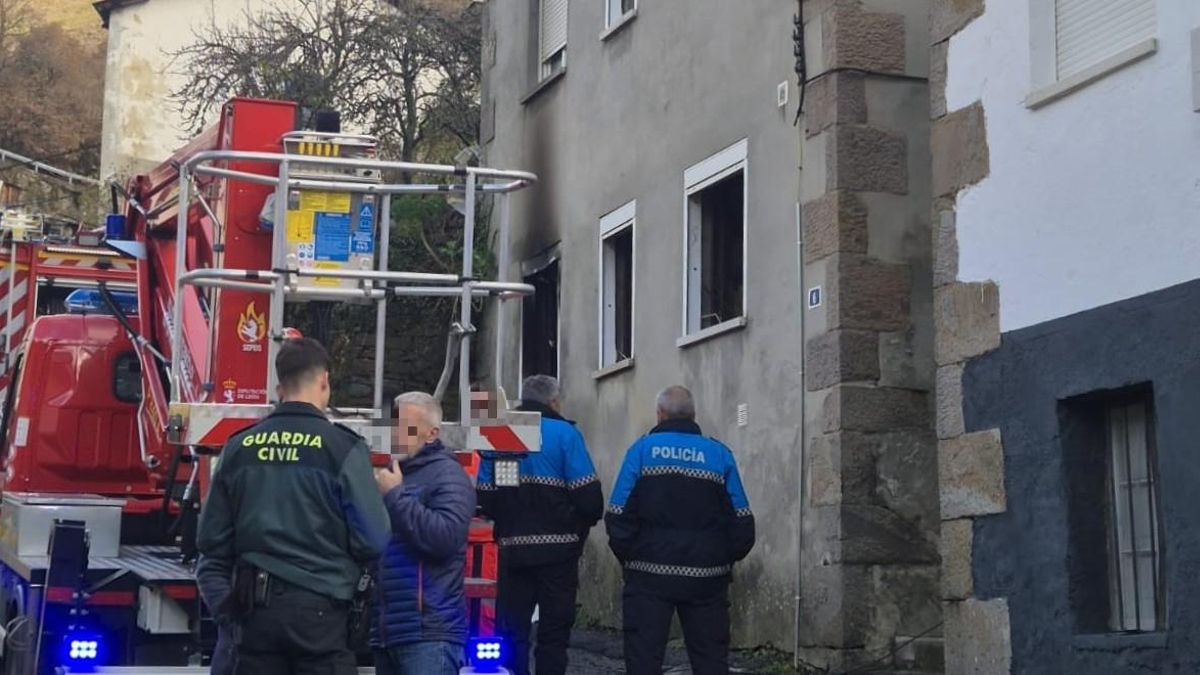 Actuación de los Bomberos de la Diputación en la casa incendiada en Caboalles de Abajo, Laciana.,