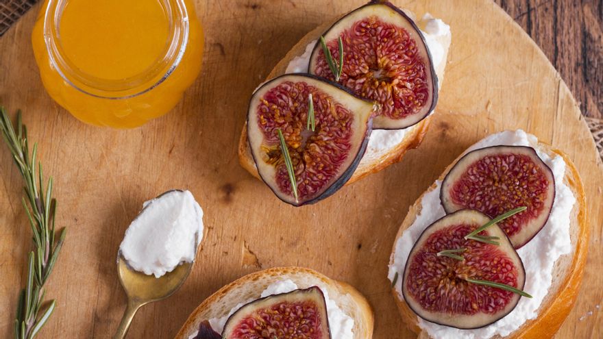 Tostadas de queso crema con higos