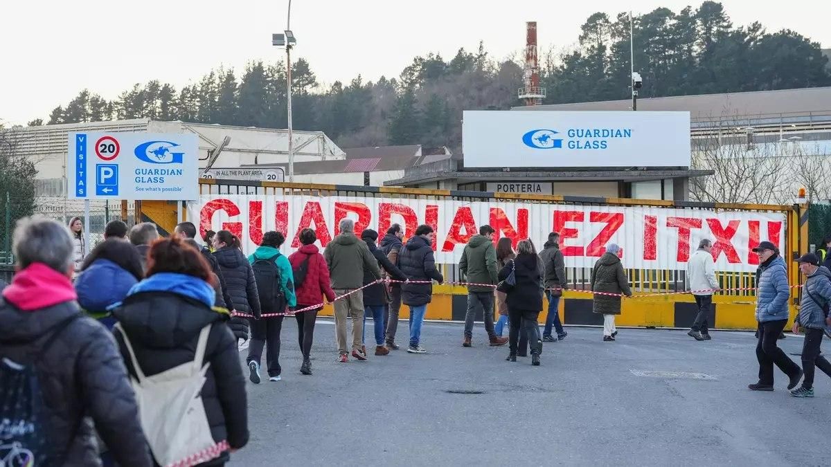 Una cadena humana ante la sede de Guardian Llodio en enero de año pasado.