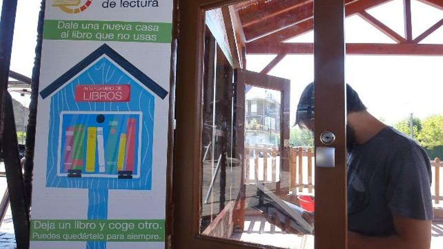 Punto de intercambio de lectura junto a la playa fluvial de Toral de los Vados. / César Sánchez / ICAL