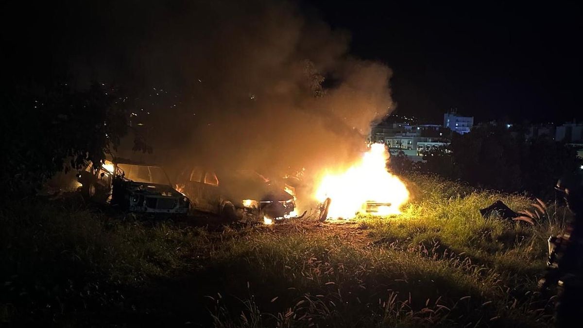 Incendio en tres vehículos, la pasada noche del lunes, en la zona de El Jable, en Los Llanos de Aridane.