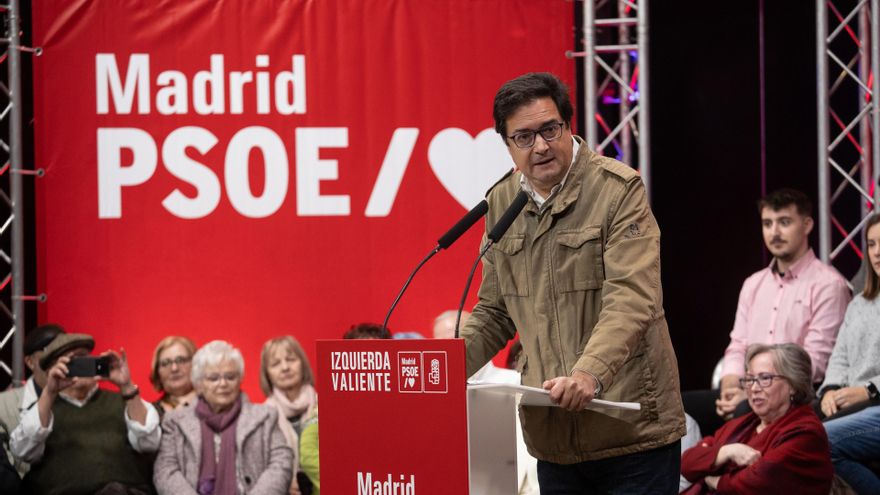 Archivo - El secretario general del PSOE de Madrid, Óscar Lopez, interviene durante un acto del PSOE con vecinos y militantes, en el Centro Cívico Los Pinos, a 15 de diciembre de 2024, en Alcorcón, Madrid (España).