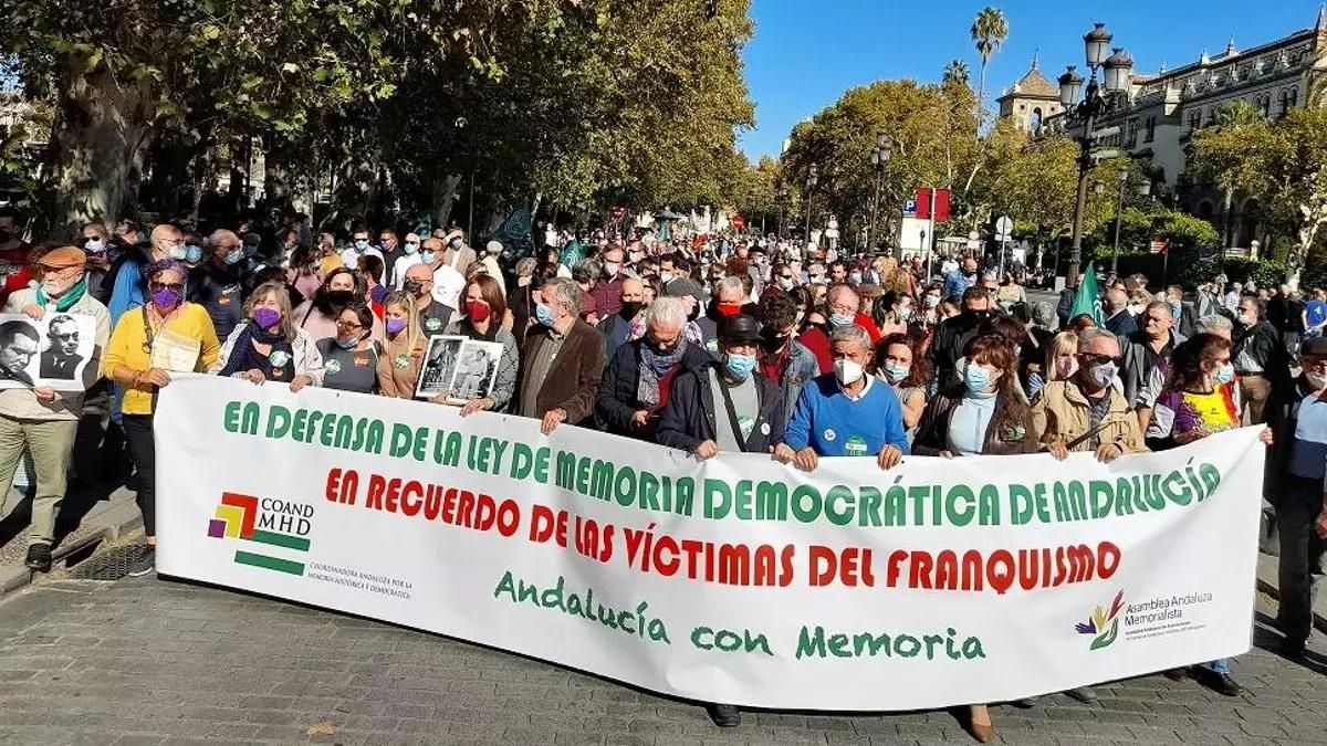 Imagen de la marcha el 13 de noviembre de 2021 en Sevilla para reivindicar el desarrollo de la Ley de Memoria Histórica y Democrática de Andalucía, aprobada en el Parlamento sin votos en contra en 2017.