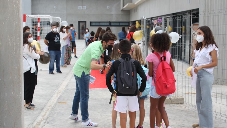 Alumnos y docentes con mascarillas en un colegio público de Extremadura