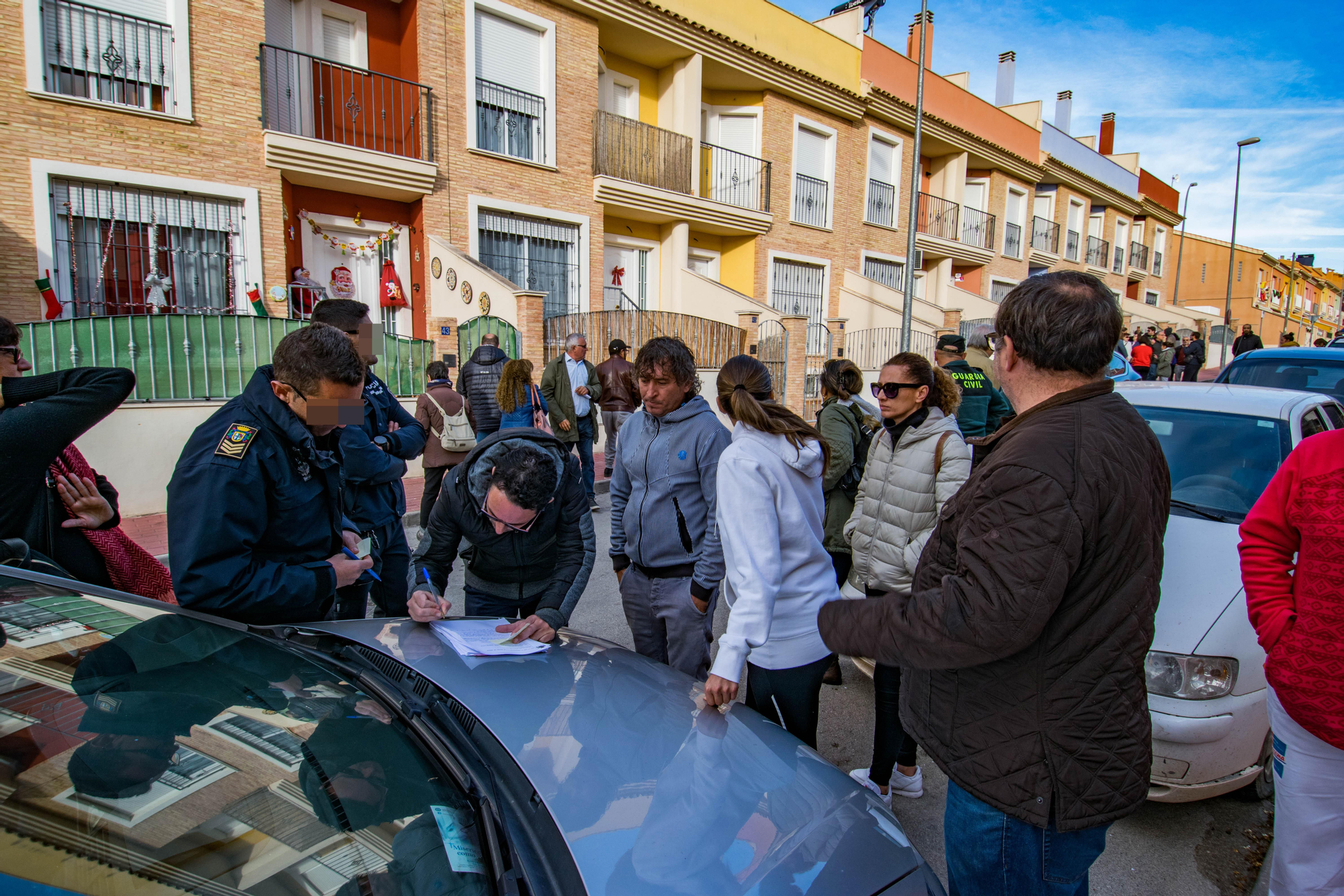 La presión de la PAH Murcia consigue el aplazamiento del desahucio en Alguazas / CARLOS TRENOR
