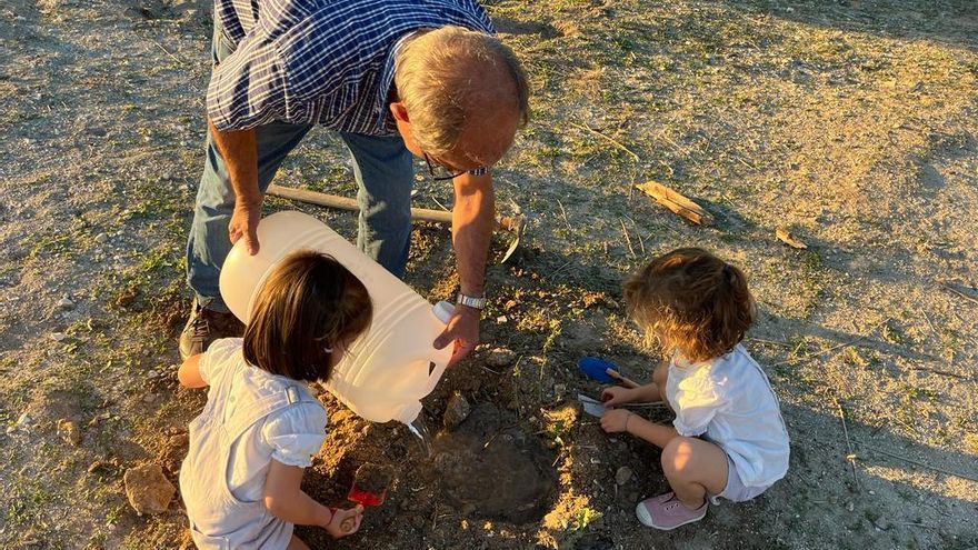 La parcela de la discordia: el conflicto con Almeida por la fosa de Brigadistas aviva la oposición al cantón en Montecarmelo