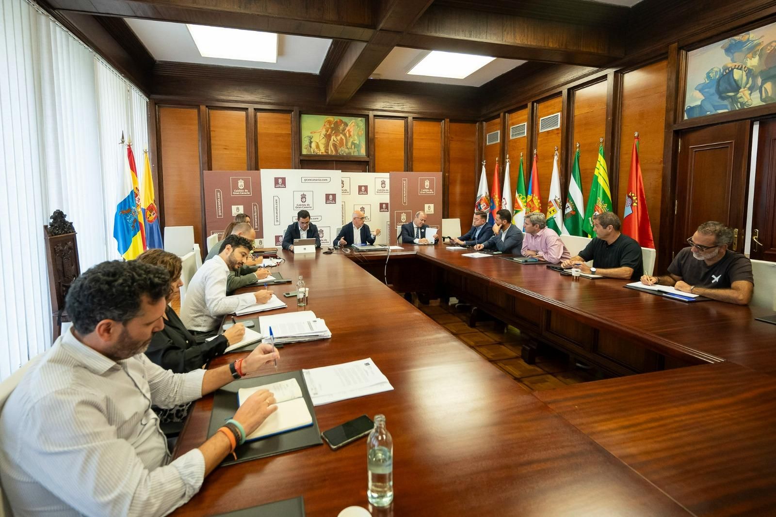 Reunión este viernes del Gobierno canario con el Cabildo de Gran Canaria y el resto de administraciones implicadas en la gestión de la GC-1, en la que ha estado acompañado por la directora general de Infraestructura Viaria, Rosana Melián, y la directora general de Transportes y Movilidad, María Fernández.